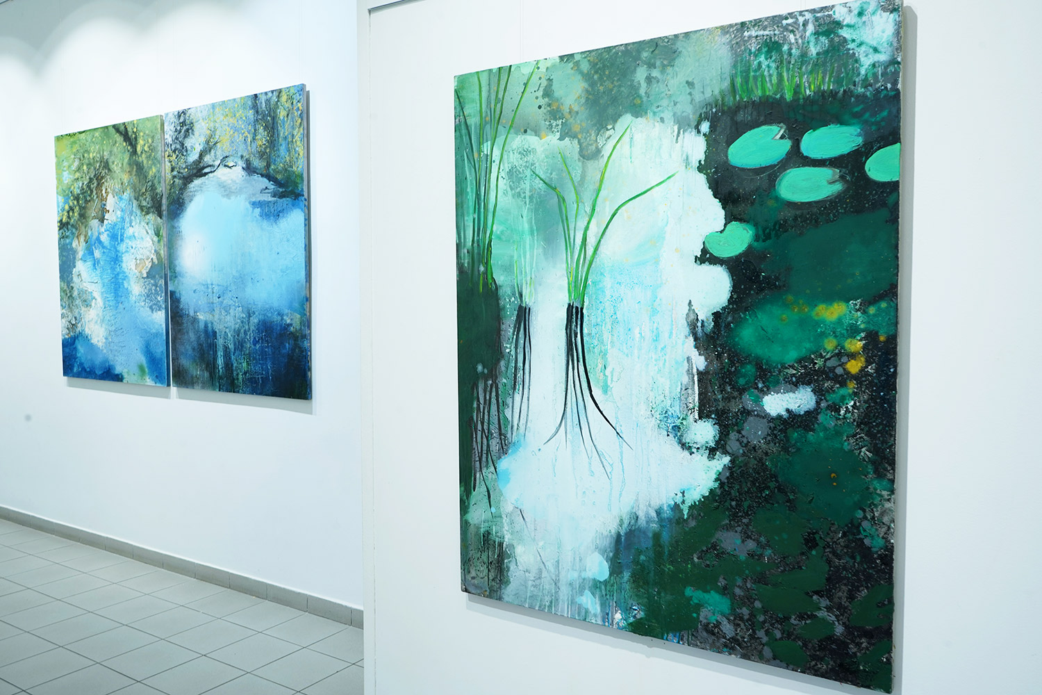 Plants In The Water III | Malerier | Agnieszka Zawisza | Beauton Art Gallery malerier, æstetiske, illustrative, landskab, kroppe, havet, sorte, grønne, hvide,  bomuldslærred, olie, efterår, smukke, samtidskunst, dekorative, design, interiør, bolig-indretning, moderne, moderne-kunst, planter, vand, Buy original high quality art. Paintings, drawings, limited edition prints & posters by talented artists.