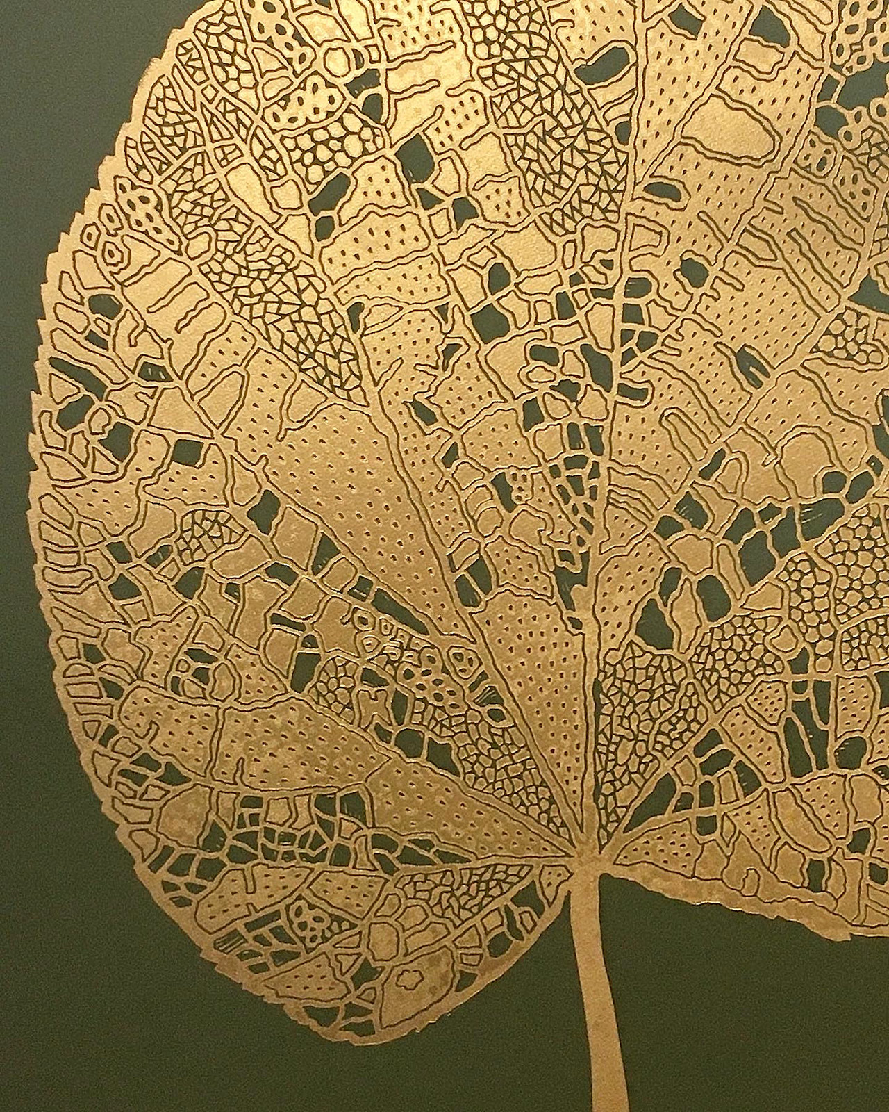 Giant Leaf (Gold/Green) | Posters-prints, Linocuts | Monika Petersen | Beauton Art Gallery posters-prints, linocuts, aesthetic, figurative, graphical, illustrative, monochrome, still-life, botany, nature, patterns, gold, green, acrylic, paper, beautiful, contemporary-art, danish, design, flowers, interior, interior-design, modern, modern-art, nordic, plants, posters, pretty, prints, scandinavien, Buy original high quality art. Paintings, drawings, limited edition prints & posters by talented artists.