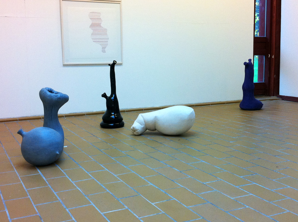 Exhibition of the sculpture Fusing - Series, breaking the mold. A sculpture by Lærke Langballe beautiful black sculptures, interesting art sculpture, best sculptors, modern online art