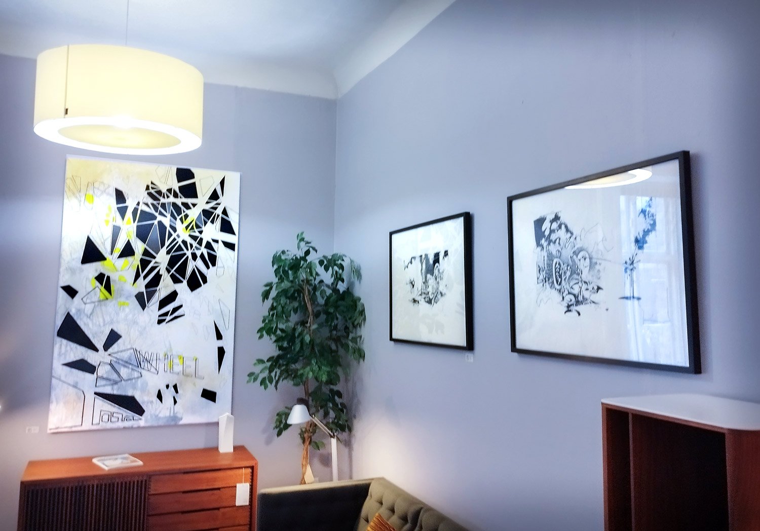 En fængslende og ekstraordinært detaljeret serie af tre originale blæktegninger af kunstneren Ola Juliussen. Inspireret af drømmenes flydende karakter og den raffinerede geometri i japansk arkitektur væver disse værker indviklet blæklinjetegning ind i surrealistiske rumlige strukturer, optiske hvirvler og svævende, meditative verdener. Juliussens mesterlige penføring skaber en harmonisk balance mellem streng arkitektonisk orden og underbevidst fantasi.