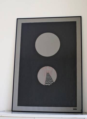 Hallway to the black and white room - 70 x 100 cm. En original illustration på 200 gr. syrefrit kunstpapir af kunstner hYUK.