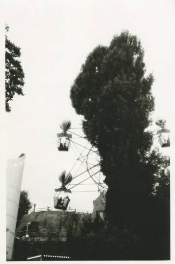 Moving Balloons - 13 x 18 cm. Original photo in a limited edition of 12 by Rafael Guerrero, photographer and painter.  The photograph is analog and is produced by Rafael's hands and there will be very small variations for each copy.