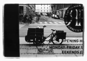 Mail - 40 x 50 cm. Original photo in a limited edition of 12 by Rafael Guerrero, photographer and painter.  The photograph is analog and is produced by Rafael's hands and there will be very small variations for each copy.