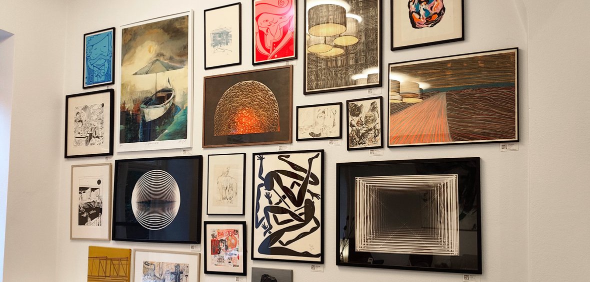 beauton-art-gallery-picture-wall-with-original-drawings-paintings-billedvaeg-med-originale-malerier-tegninger