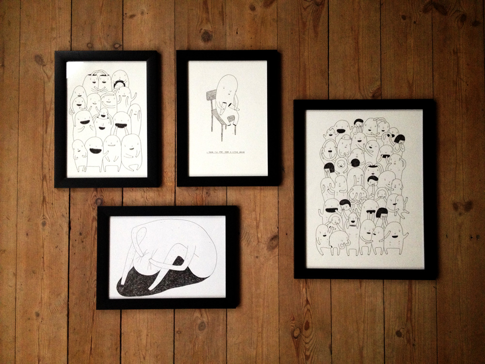 Art exhibition, Random people #1 - 21 x 30 - A4. An original art illustration by artist My Buemann. The artwork is framed in a black wooden frame. Housing decor with original art, artful drawings fun and offbeat characters of talented artists.